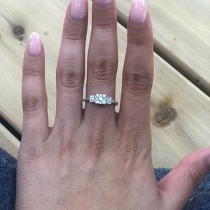 Gorgeous diamond ring - size 7